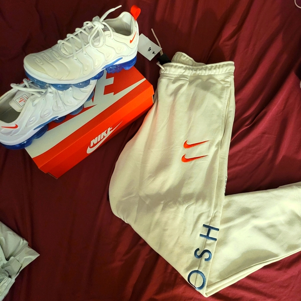 Air Vapor Max Plus & Matching Nike Swoosh Joggers